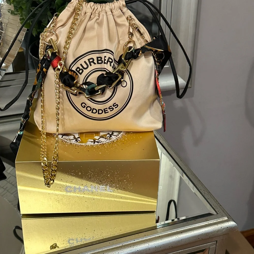 Burberry - Picture 6 of 12